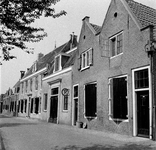 843213 Gezicht op de voorgevels van de panden Dorpsstraat 67 (rechts)-lager te Loenen aan de Vecht.N.B. De foto is ...
